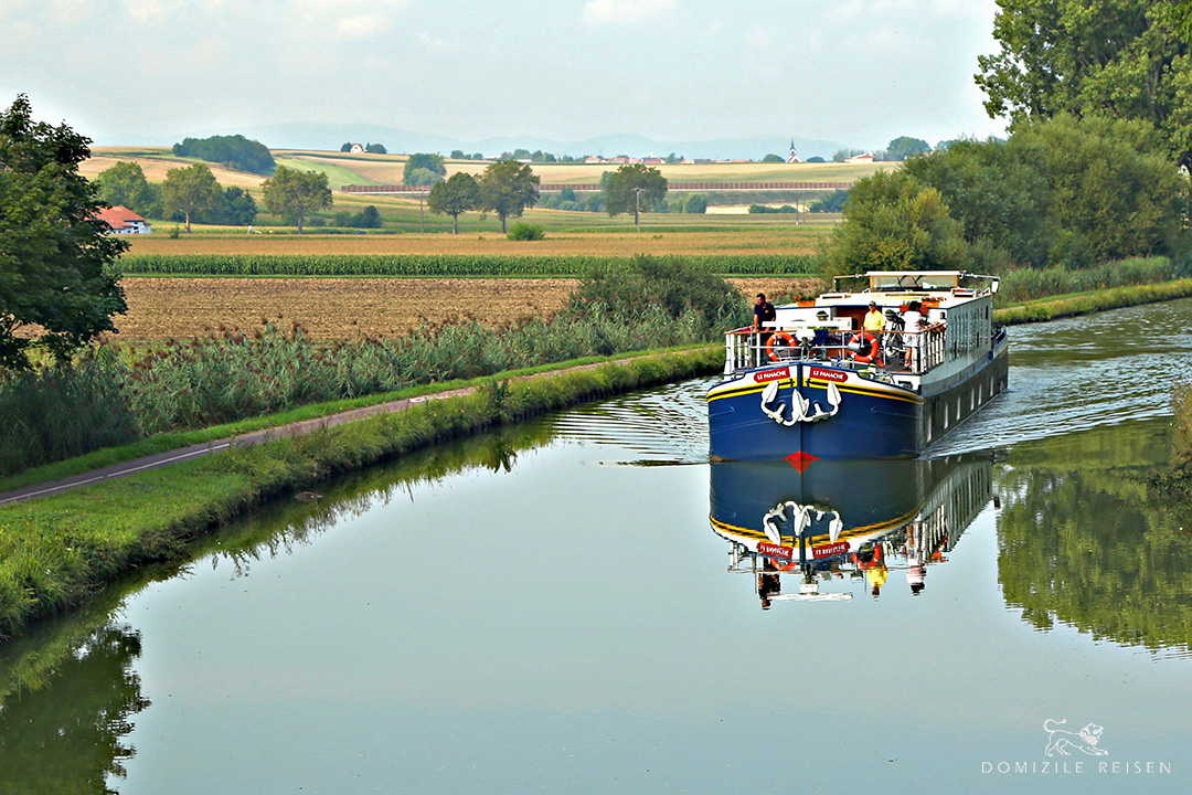 Disfrute del placer de navegar suavemente por el canal... CRUCEROS FLUVIALES CANALES DE FRANCIA LA PANACHE CRUCEROS FLUVIALES DE LUJO CANAL DE LA MARNE AU RHIN LE PANACHE BICICLETA VACACIONES EN BICI